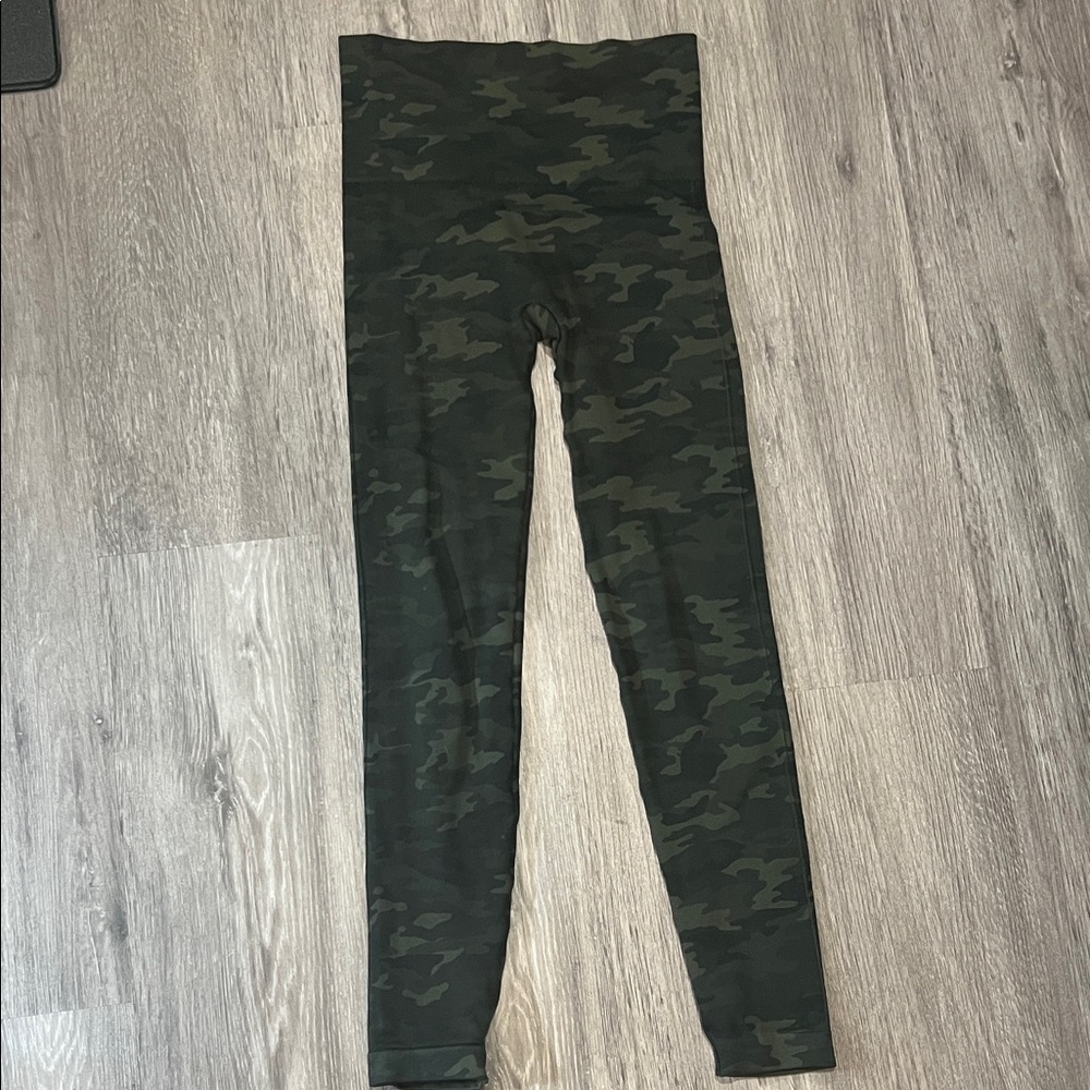 SPANX Women's Dark Green Camo Leggings